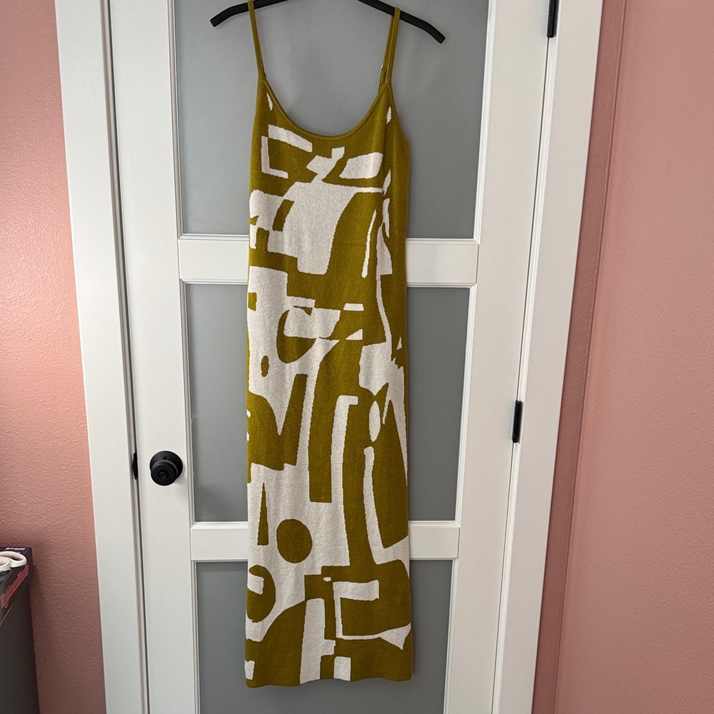 Sleeveless Abstract Print Maxi Dress in Olive and White
